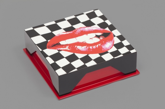 Square lacquer box with printed lips